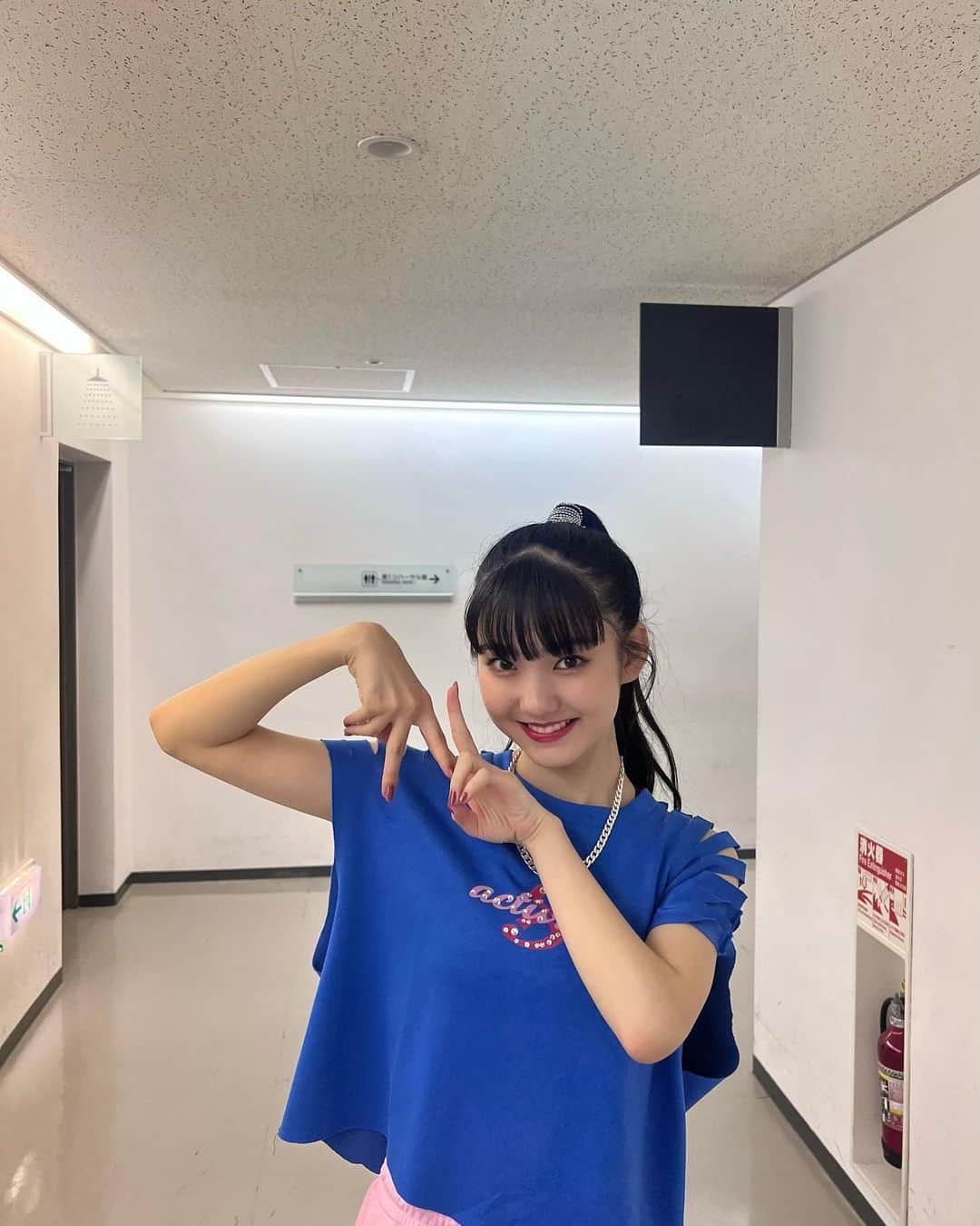 菱田未渚美さんのインスタグラム写真 - (菱田未渚美Instagram)「 ︎︎ 名古屋公演ありがとうございました🕊‎  みんなの笑顔をみれて幸せでしたっ 今日はポニーテール👱🏻‍♀️✨  そして2日早めの、、ゆずちゃんHBDをしました🩵 大成功っ。 今日はメンバーとのショット多めかもっ  next...maebashi💐   #girls2livetour2023_activate」11月5日 22時02分 - girls2_minami_official