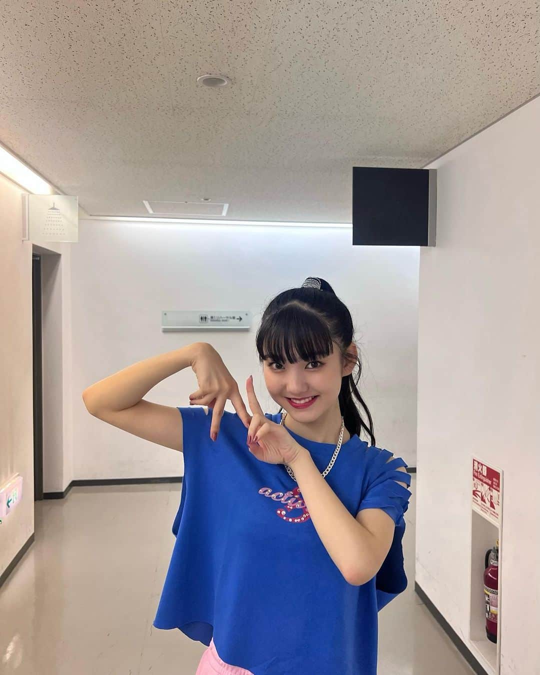 菱田未渚美のインスタグラム：「 ︎︎ 名古屋公演ありがとうございました🕊‎  みんなの笑顔をみれて幸せでしたっ 今日はポニーテール👱🏻‍♀️✨  そして2日早めの、、ゆずちゃんHBDをしました🩵 大成功っ。 今日はメンバーとのショット多めかもっ  next...maebashi💐   #girls2livetour2023_activate」