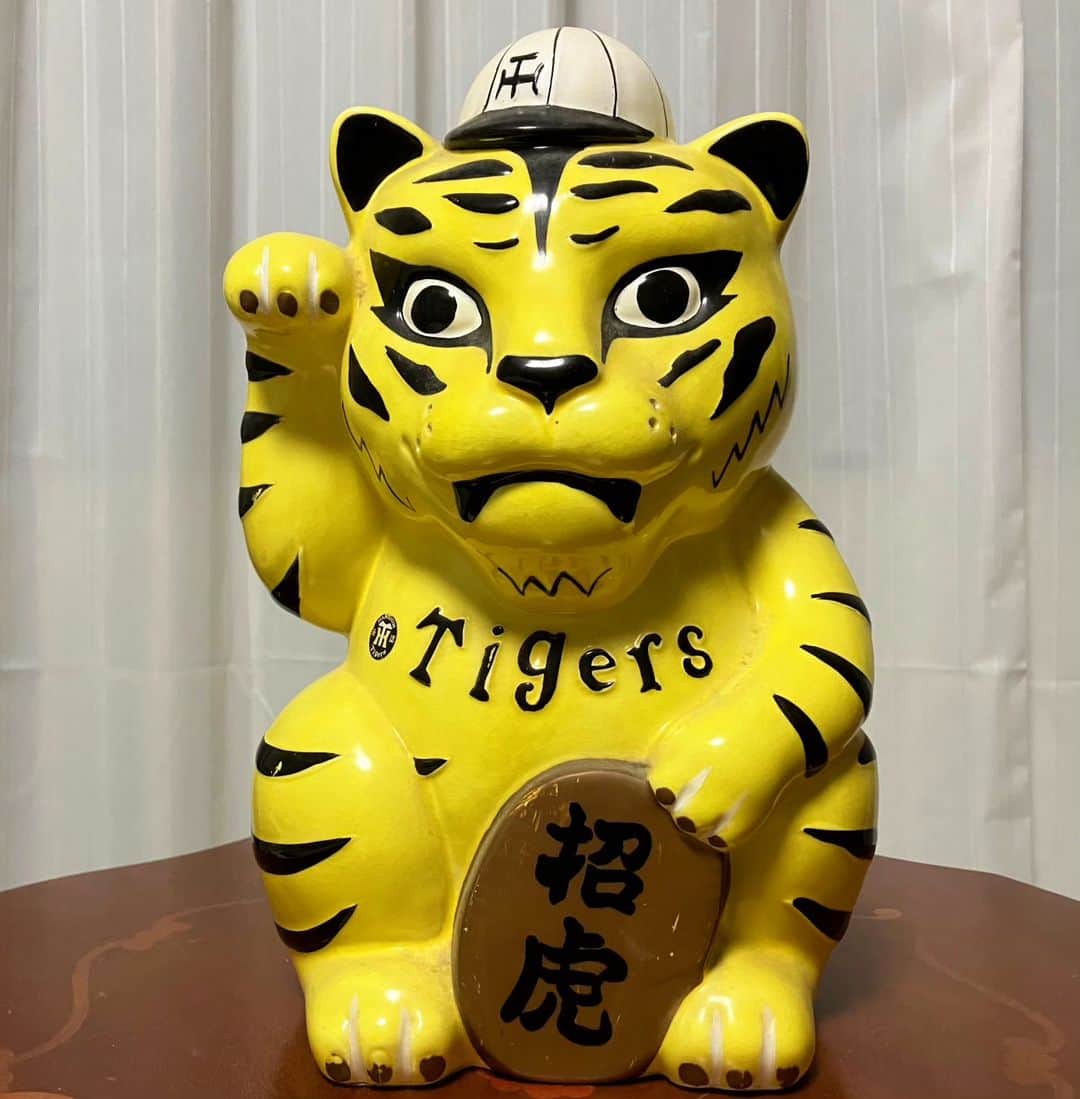 粉川真一のインスタグラム：「38年前（昭和60年）秋、熱狂的虎党の父は、阪神日本一に興奮し、当時小4でG党の私を連れて、大阪梅田の百貨店へ。 「次、いつ日本一になるかわからんから、記念になるものを買おう」と、子供心にもかなり高額な「招き虎」を買いました。 「次に日本一になったら、これを見て思い出すんや」と話していました。 あれから38年。「招き虎」もずいぶん待ち遠しかったことでしょう。  ＃阪神タイガース ＃阪神日本一」