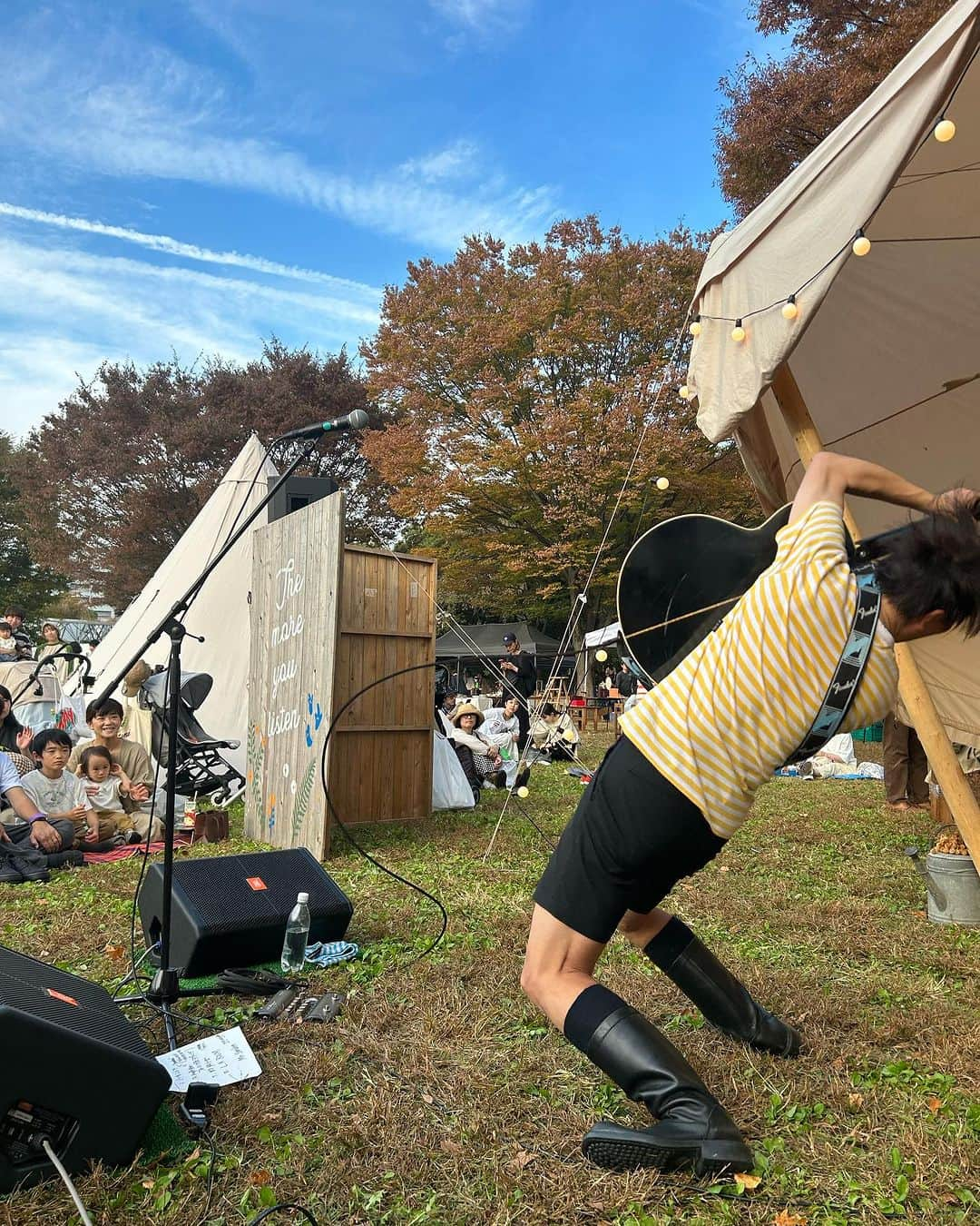 カジヒデキさんのインスタグラム写真 - (カジヒデキInstagram)「昨日の東京蚤の市でのセットリストです。ソロライブツアーから久しぶりに『フォーリング＆ラヴィング』を演っているので、入れてみました。アンコールを頂いたのでミスター蚤の市の由来にもなった『ミスター・スウェーデン』を演奏✨実は『ミスター蚤の市』の称号は、いつも司会をして下さる担当の藤井さんが付けて下さったと思っていましたが、なんと僕自身が図々しく名乗り始めた事が、帰りの車内で判明。。オーーノーッ！！でももういいですよね。誰が名付けたなんて笑🌈🌈  ちなみに2枚目、3枚目は甘い恋人のラスト。張り切り過ぎてギターのボディーがあごに激突🔥でも大丈夫です。 最後の写真は奈良のMLPショップの山内さんと🇬🇧✨素晴らしい品揃えに感動！関西蚤の市でも会いましょう🌈  東京蚤の市 2023/11/04  1. ピーナッツ 2. WEEKENDERS 3. 甘い恋人 4. きみはちから (カラオケ) 5. いつも二人で 6. 15 ANGRY MEN 7. フォーリング＆ラヴィング 8. 灼熱少女 9. LA BOUM - だってMY BOOM IS ME encore. ミスター・スウェーデン  #カジヒデキ #東京蚤の市 #第20回東京蚤の市  #昭和記念公園 #立川 #メインステージ」11月5日 20時36分 - hideki_kaji