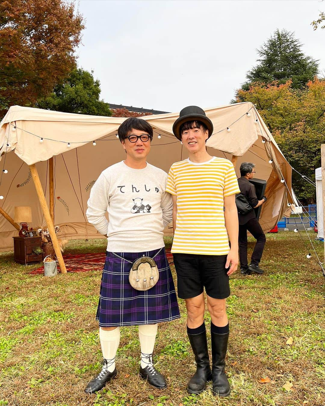 カジヒデキさんのインスタグラム写真 - (カジヒデキInstagram)「昨日の東京蚤の市でのセットリストです。ソロライブツアーから久しぶりに『フォーリング＆ラヴィング』を演っているので、入れてみました。アンコールを頂いたのでミスター蚤の市の由来にもなった『ミスター・スウェーデン』を演奏✨実は『ミスター蚤の市』の称号は、いつも司会をして下さる担当の藤井さんが付けて下さったと思っていましたが、なんと僕自身が図々しく名乗り始めた事が、帰りの車内で判明。。オーーノーッ！！でももういいですよね。誰が名付けたなんて笑🌈🌈  ちなみに2枚目、3枚目は甘い恋人のラスト。張り切り過ぎてギターのボディーがあごに激突🔥でも大丈夫です。 最後の写真は奈良のMLPショップの山内さんと🇬🇧✨素晴らしい品揃えに感動！関西蚤の市でも会いましょう🌈  東京蚤の市 2023/11/04  1. ピーナッツ 2. WEEKENDERS 3. 甘い恋人 4. きみはちから (カラオケ) 5. いつも二人で 6. 15 ANGRY MEN 7. フォーリング＆ラヴィング 8. 灼熱少女 9. LA BOUM - だってMY BOOM IS ME encore. ミスター・スウェーデン  #カジヒデキ #東京蚤の市 #第20回東京蚤の市  #昭和記念公園 #立川 #メインステージ」11月5日 20時36分 - hideki_kaji