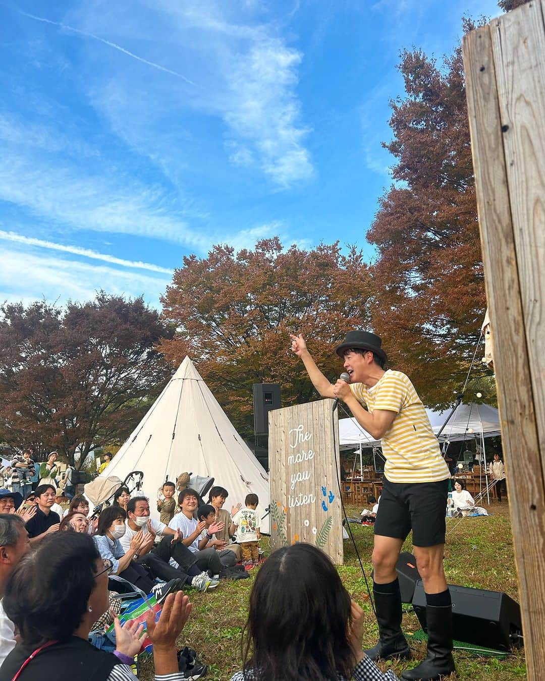 カジヒデキさんのインスタグラム写真 - (カジヒデキInstagram)「昨日の東京蚤の市でのセットリストです。ソロライブツアーから久しぶりに『フォーリング＆ラヴィング』を演っているので、入れてみました。アンコールを頂いたのでミスター蚤の市の由来にもなった『ミスター・スウェーデン』を演奏✨実は『ミスター蚤の市』の称号は、いつも司会をして下さる担当の藤井さんが付けて下さったと思っていましたが、なんと僕自身が図々しく名乗り始めた事が、帰りの車内で判明。。オーーノーッ！！でももういいですよね。誰が名付けたなんて笑🌈🌈  ちなみに2枚目、3枚目は甘い恋人のラスト。張り切り過ぎてギターのボディーがあごに激突🔥でも大丈夫です。 最後の写真は奈良のMLPショップの山内さんと🇬🇧✨素晴らしい品揃えに感動！関西蚤の市でも会いましょう🌈  東京蚤の市 2023/11/04  1. ピーナッツ 2. WEEKENDERS 3. 甘い恋人 4. きみはちから (カラオケ) 5. いつも二人で 6. 15 ANGRY MEN 7. フォーリング＆ラヴィング 8. 灼熱少女 9. LA BOUM - だってMY BOOM IS ME encore. ミスター・スウェーデン  #カジヒデキ #東京蚤の市 #第20回東京蚤の市  #昭和記念公園 #立川 #メインステージ」11月5日 20時36分 - hideki_kaji