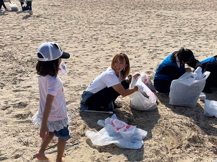 冨士木耶奈さんのインスタグラム写真 - (冨士木耶奈Instagram)「. きのうは、地元淡路島で #3海峡クリーンアップ大作戦  の清掃活動でしたっ🧹✨ 今回は会場が2つも増えて、 5会場で同時開催されました☺️！ いつもは伊毘海岸に参加しとったけど 今回は阿万海岸へ🏝️🌈 阿万海岸だけでも500名ぐらいの方が 参加してくださって めちゃくちゃキレイになりました👏 大好きな地元の海がキレイになるのは めちゃくちゃ嬉しいし これからもこの素敵な活動を続けて みんなでキレイに保ちたいな☺️☀️ 天気もよくて、 まだ夏ってぐらい暑くて 最高の掃除日和でした〜🥰  1枚目の写真は地元のJK達と👯‍♀️ バチキメのギャルピースで👱🏽‍♀️🤟🏾💖 JKよりJKぽいやろ〜？🤣🤣笑  #3海峡クリーンアップ大作戦  #淡路島 #清掃活動 #阿万海岸  #鳴門の渦潮を世界遺産へ  #ギャルピース #jkブランド」11月5日 20時36分 - fishing_kana