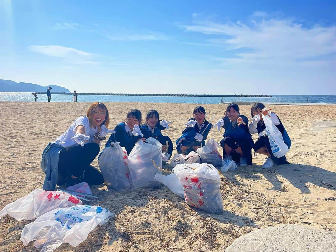 冨士木耶奈のインスタグラム：「. きのうは、地元淡路島で #3海峡クリーンアップ大作戦  の清掃活動でしたっ🧹✨ 今回は会場が2つも増えて、 5会場で同時開催されました☺️！ いつもは伊毘海岸に参加しとったけど 今回は阿万海岸へ🏝️🌈 阿万海岸だけでも500名ぐらいの方が 参加してくださって めちゃくちゃキレイになりました👏 大好きな地元の海がキレイになるのは めちゃくちゃ嬉しいし これからもこの素敵な活動を続けて みんなでキレイに保ちたいな☺️☀️ 天気もよくて、 まだ夏ってぐらい暑くて 最高の掃除日和でした〜🥰  1枚目の写真は地元のJK達と👯‍♀️ バチキメのギャルピースで👱🏽‍♀️🤟🏾💖 JKよりJKぽいやろ〜？🤣🤣笑  #3海峡クリーンアップ大作戦  #淡路島 #清掃活動 #阿万海岸  #鳴門の渦潮を世界遺産へ  #ギャルピース #jkブランド」