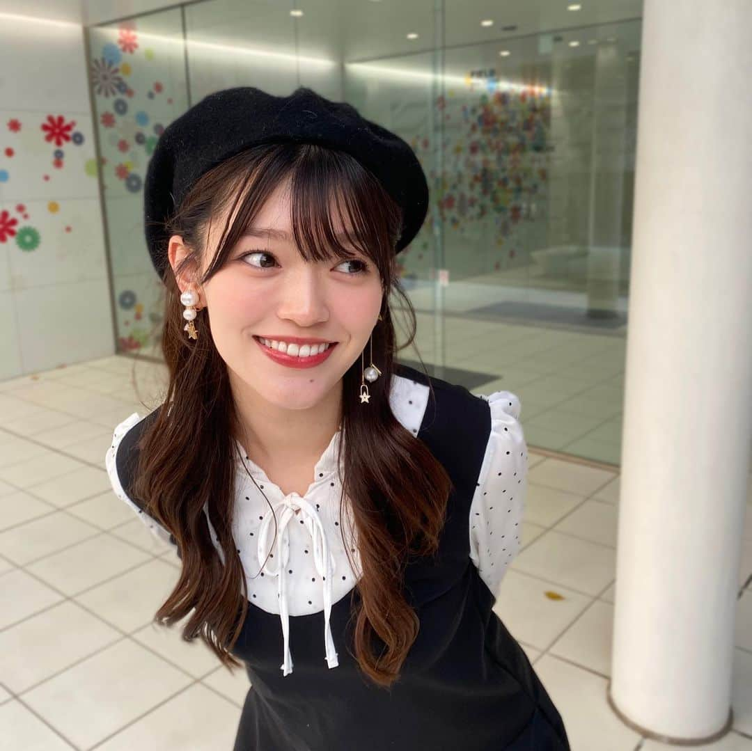 鈴木楓恋さんのインスタグラム写真 - (鈴木楓恋Instagram)「liveありがとう🤍  シンガーソングライターの活動をはじめてから、今日はじめてリラックスしてパフォーマンス出来たかもしれない。 もちろん完璧では無かったし、満足もしていないけど。 とっても気持ち的に落ち着いて出来た！って思えました😌  本当は、完璧で最高のパフォーマンスを届ける事が1番なのだけどそれでもいつも観に来てくださる方や配信で観てくださる方の優しく温かい支えが私をつくってくれて強くさせてくれています。  最高で素敵なみんながいる私恵まれすぎだぁあああ  いつもありがとうございます🤍  11月4日は"いい推しの日"だったそうで。  全然名前覚えてられないし、チェキに書く漢字目の前で検索もしちゃうし、チェキも壊すしで。  全然だめだめだけど。  推して貰えて、すきで居てもらえて幸せです。  みんなのいい推しに、最高の推しになれる様に、居られる様にこれからもがんばります！  みんな大好きだあああああ」11月5日 20時36分 - _karendayo_