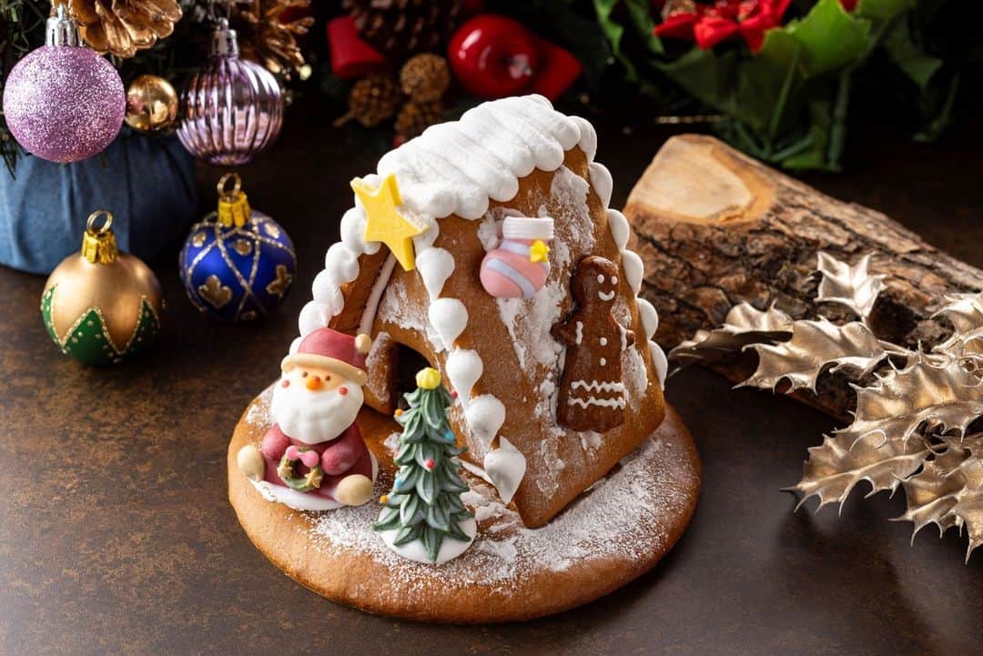 ヒルトン名古屋さんのインスタグラム写真 - (ヒルトン名古屋Instagram)「ジンジャーブレッドハウスで クリスマスに彩りを✨✨✨✨✨✨✨✨  生地に練りこんだスパイスの香りは クリスマスの訪れを感じます🎄  その他3種類のクリスマスホールケーキや ヒルトン名古屋のオリジナルクリスマスメニューもご予約受付中です✨  詳細・ご予約は @hiltonnagoya よりご覧ください。  #ヒルトン名古屋 #クリスマス #クリスマスケーキ #カフェ33 #hiltonnagoya #ヒルトンスイーツ #スイーツ #クリスマススイーツ #伏見カフェ #クリスマスルージュ #ジンジャーブレッドハウス」11月5日 20時30分 - hiltonnagoya