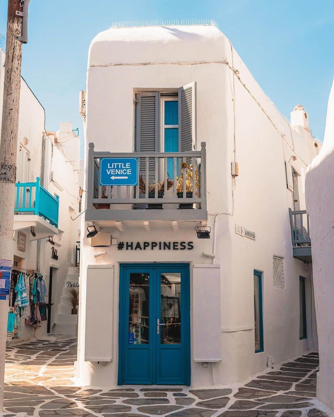 9GAGさんのインスタグラム写真 - (9GAGInstagram)「Quiet mornings at the party island 🇬🇷 Follow @voyaged to travel virtually around the 🌍✈️ - 📷 @davide.anzimanni - #voyaged #9gag #travel #mykonos #greece」11月5日 20時30分 - 9gag