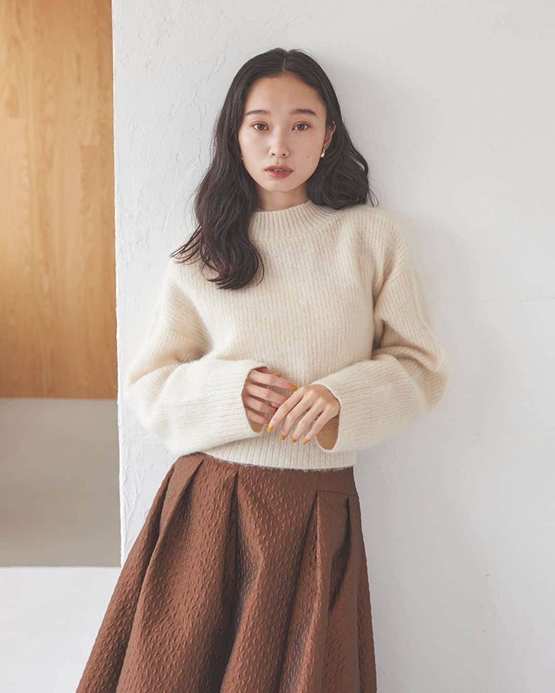 のインスタグラム：「【COMING SOON】  11/09(木)発売 Stylevoice for xxx 2023 Winter collection  デイリーにも、ホリデーシーズンにも活躍するアイテムをご紹介。  ☑ モヘアショートニットプルオーバー ¥12,650taxin OWHT/GRN/NVY  ☑ ツイードティアードスカート ¥14,850taxin OWHT/BLk  ☑ ベルベットパフスリーブワンピース ¥14,850taxin GBEG/DBRW/PPL   #usagionline #ウサギオンライン #ニット #ツイード #ツイードスカート #ワンピース #Stylevoiceforxxx」