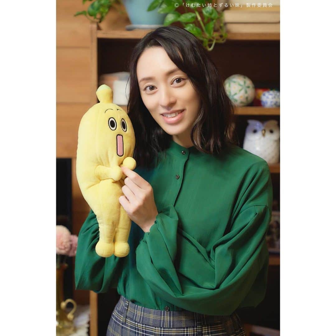 けむたい姉とずるい妹のインスタグラム：「. オフショット📸 😈東郷じゅん役 #栗山千明 さん #ナナナ と握手で💟  ／ 『#けむたい姉とずるい妹 』 第5話は明日！ 11/6(月)夜11:06放送🪄 ＼  1〜4話は #TVer で配信中🎗 tver.jp/episodes/epg9ptu1ol  U-NEXTなどでも配信中💠  #テレビ東京 #けむずる  #栗山千明 #馬場ふみか #栁俊太郎  #桜田通 #雛形あきこ  #オフショット」