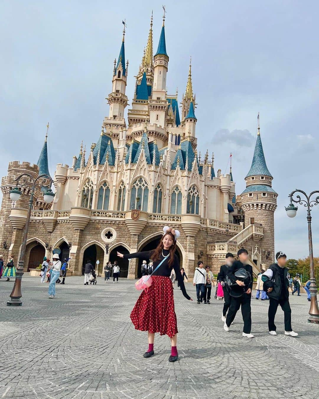 鈴木望のインスタグラム：「楽しかったディズニー🏰 ⁡ミニーちゃん風コーデ❤️ ⁡ #ディズニーランド　#ディズニー #Disney #disneylove  #ミニーちゃん　#ミニーちゃんコーデ  #ディズニーハロウィン　 #ディズニーコーデ  #ドットスカート #赤ドット #シンデレラ城前 #シンデレラ城」