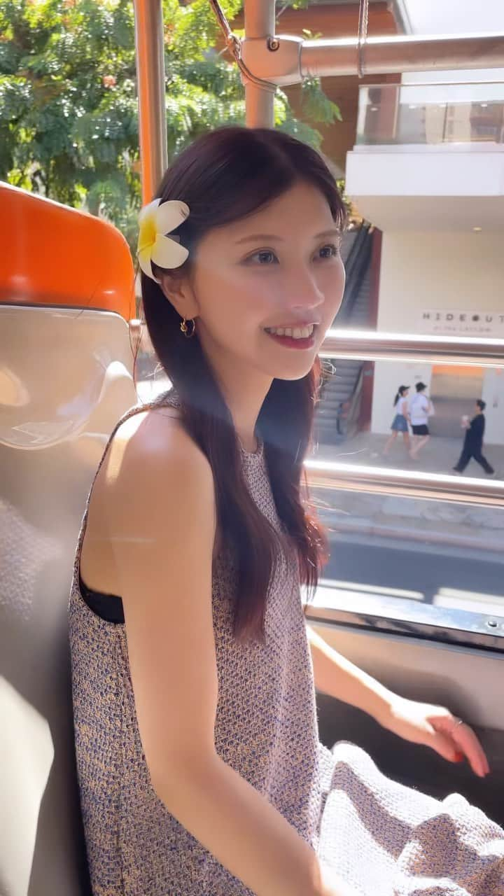 足立沙織のインスタグラム：「. 窓がない分、風をたくさん感じれてう 大好きだったトロリー🚎🌴  2階建てだからいつもより高い位置で 景色が見れるのが最高でした☺️🫶  . #hawaii#hawaiitrip#trolleybus#waikiki🌴  #ハワイ#ハワイ旅行#ハワイコーデ#ワイキキ#トロリー#トロリーバス#ハワイ旅行記#ハワイ旅#ハワイ観光#海外旅行#秋旅#秋旅行#旅行コーデ#오오티디룩#하와이#하와이여행#하와이일상#후쿠오카#좋반#머리스타그램#좋아요폭탄#팔로우미」