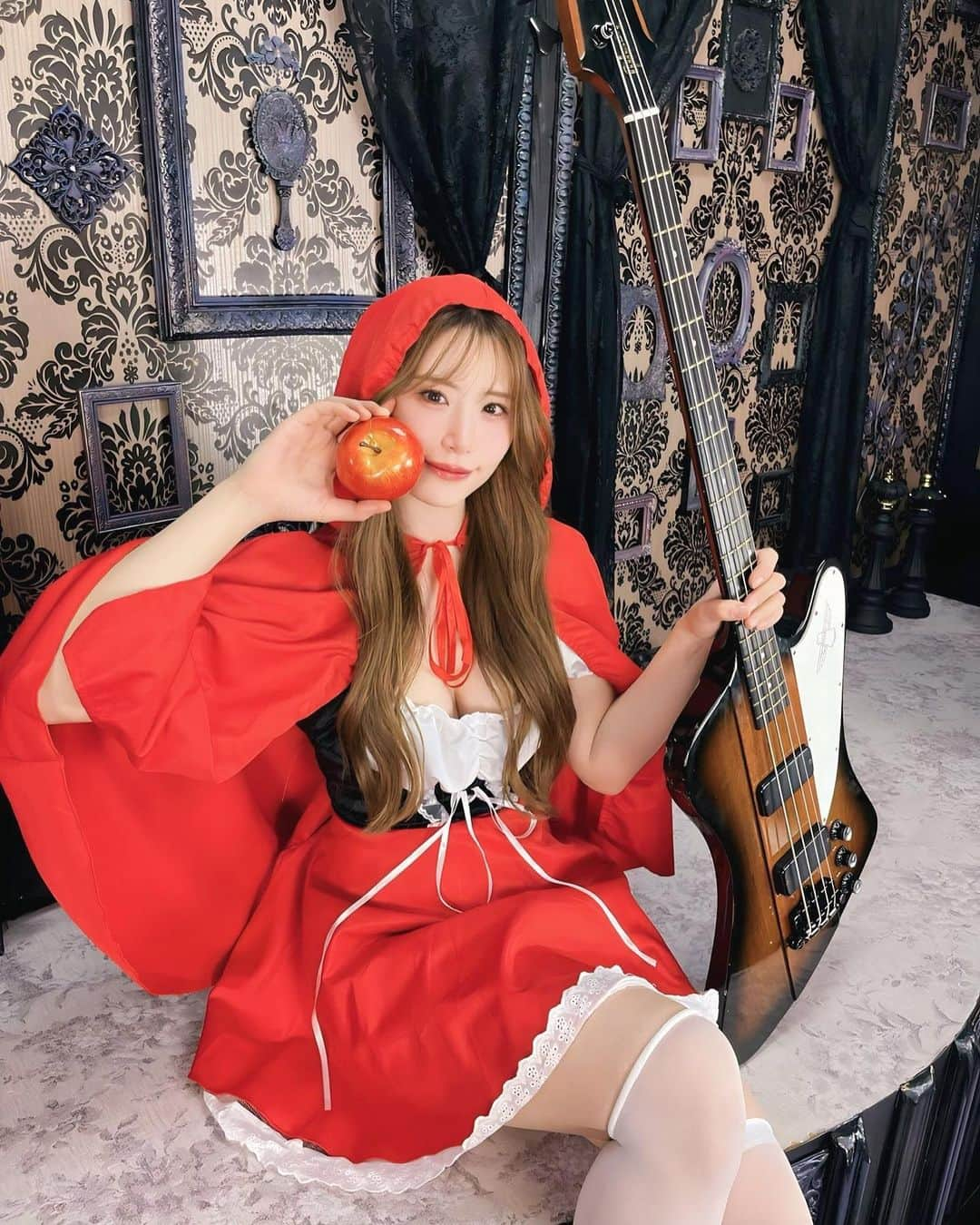 AKARIさんのインスタグラム写真 - (AKARIInstagram)「今日は！　#いいりんごの日 🍎 つまりあかりんごの日ですね🥰  11月18日(土) オンラインイベント開催決定しました〜！ なんと8ヶ月ぶり🥺 参加楽しみにしてるよ✨ 衣装はこの、赤ずきんの衣装🍎❤️  https://akaringobass.thebase.in/items/79952237」11月5日 20時32分 - akaringobass