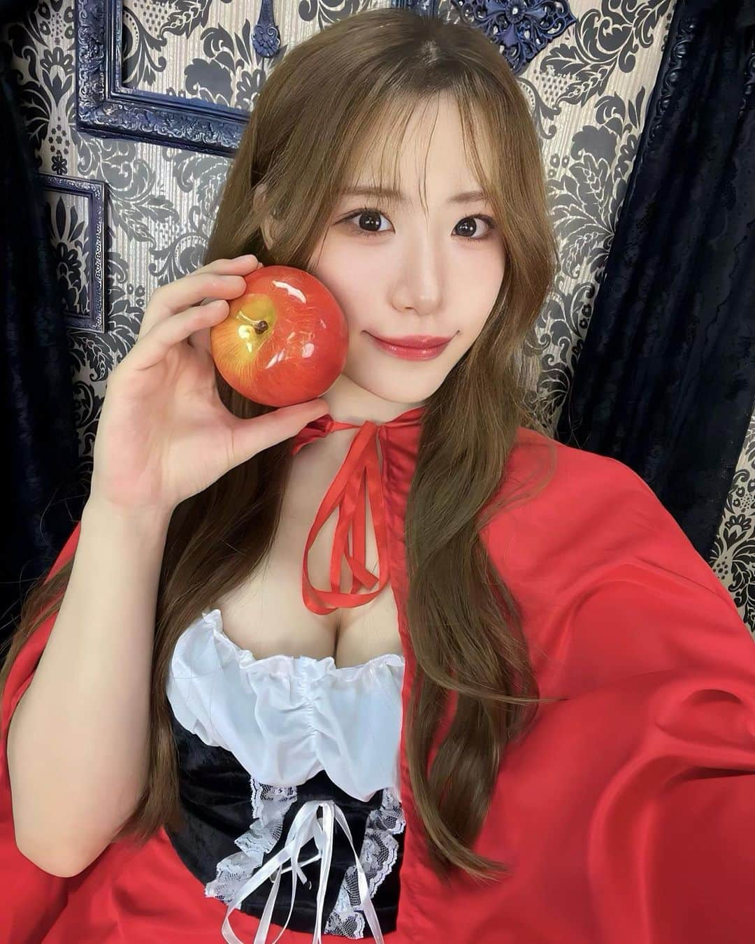 AKARIさんのインスタグラム写真 - (AKARIInstagram)「今日は！　#いいりんごの日 🍎 つまりあかりんごの日ですね🥰  11月18日(土) オンラインイベント開催決定しました〜！ なんと8ヶ月ぶり🥺 参加楽しみにしてるよ✨ 衣装はこの、赤ずきんの衣装🍎❤️  https://akaringobass.thebase.in/items/79952237」11月5日 20時32分 - akaringobass