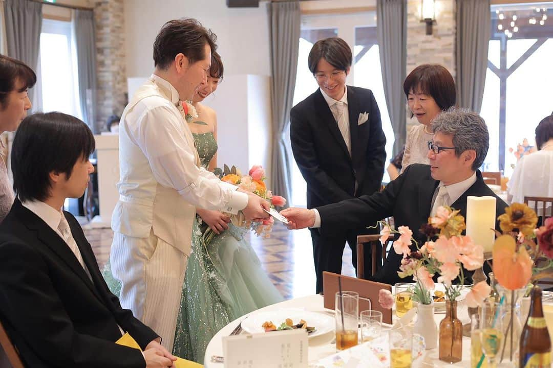 ラ パルティールさんのインスタグラム写真 - (ラ パルティールInstagram)「. wedding Reportをお届け！  〝挙式は自由参加にしたい“  形式にとらわれないラフなスタイルで  来てくれたゲスト1人1人との時間を 大切にしたご結婚式でした𓂃𓈒𓏸   ・ ・ お客様からのお声もいただいています！ 詳しくはホームページをCheck！  ーーーーーーーーーーーーーーーーーーーーーーーーー  新潟県長岡市古正寺3-39 プライベートガーデンwedding La partir @partir_nagaoka   ーーーーーーーーーーーーーーーーーーーーーーーーー  #星降る会場　#ナチュラルウェディング　#アットホームウェディング　#ガーデンウェディング #ガーデン挙式　#ブライダルフラワー　#ドライフラワーブーケ　#結婚式アイディア　#パルティール　#ラパルティール　#lapartir #結婚式レポート　#新潟花嫁　#新潟プレ花嫁　#新潟結婚式　#新潟結婚式場　#新潟市結婚式場　#長岡結婚式　#長岡結婚式場　#長岡市結婚式場　#1組貸切ウェディング　#おしゃれ花嫁 #ウエディングレポート #パーティーレポート #少人数婚 #家族婚 #カジュアルウェディング #春婚」11月5日 20時32分 - partir_nagaoka