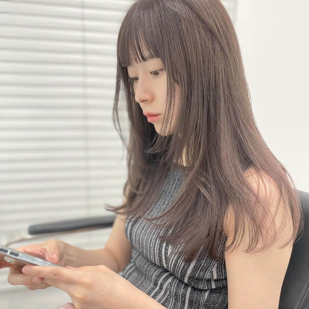 飛田彩のインスタグラム：「レイヤーカットめっちゃ得意です🫶🏻  なにが得意かというと 🙏1人1人の顔が小さくみせるバランス 🙏デザインがたっぷりなのにまとまり巻かなくもかわいい 🙏コンサバぽくならないレイヤーカット💇‍♀️  トレンドをしっかり抑えてお客様に提案しています🫶🏻 ご予約お待ちしています🩵」