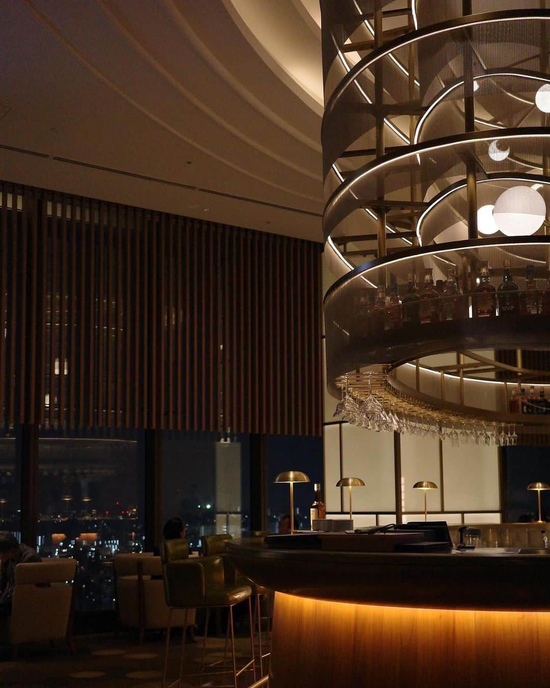 のインスタグラム：「@westinyokohama  最上階にあるCODEBAR 横浜の夜はゆったりとした時間が流れてた   新たな発見に大満足な1日♡」