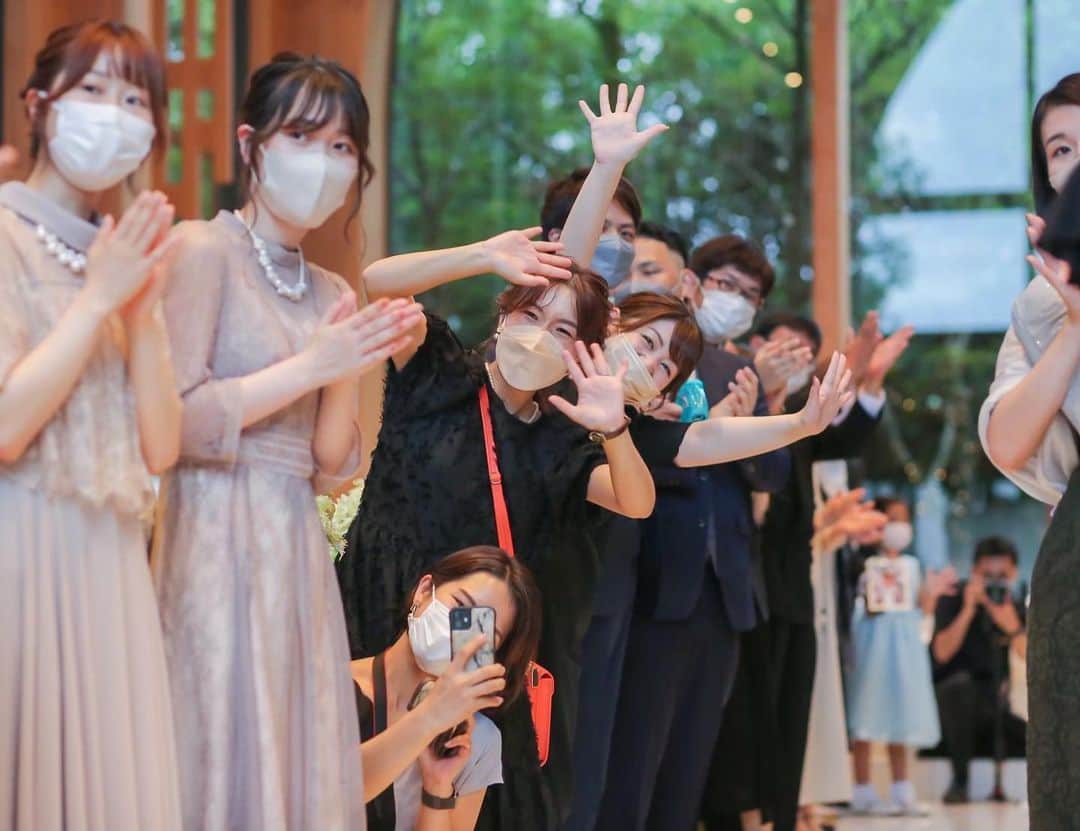 ララシャンス迎賓館　大分さんのインスタグラム写真 - (ララシャンス迎賓館　大分Instagram)「・  @lalachance_oita  バブルシャワーでお二人を祝福🫧✨  バージンロードを歩く 新郎新婦様の目に映るのは お二人の大好きな そしてたいせつなゲスト様方の笑顔です☺️✨  祝福の言葉とキラキラ輝くシャボン玉に包まれる とっても幸せな瞬間が お二人の記憶、そしてゲスト様の幸せな記憶として刻み込まれます🌿  -----------------------------------------  【✨ブライダルフェア開催中✨】  気になる方はプロフィールTOPのリンクから公式HPでご予約お願いいたします😊✨  #lalachance #ララ嫁 #ララ嫁さんと繋がりたい  #大分結婚式 #ララシャンス迎賓館 #ウェディングドレス　 #タキシード #ウェディングフォト #披露宴 #チャペル #バブルシャワー #フラワーシャワー」11月5日 20時35分 - lalachance_oita