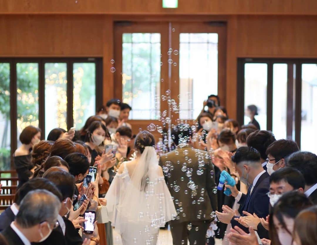 ララシャンス迎賓館　大分さんのインスタグラム写真 - (ララシャンス迎賓館　大分Instagram)「・  @lalachance_oita  バブルシャワーでお二人を祝福🫧✨  バージンロードを歩く 新郎新婦様の目に映るのは お二人の大好きな そしてたいせつなゲスト様方の笑顔です☺️✨  祝福の言葉とキラキラ輝くシャボン玉に包まれる とっても幸せな瞬間が お二人の記憶、そしてゲスト様の幸せな記憶として刻み込まれます🌿  -----------------------------------------  【✨ブライダルフェア開催中✨】  気になる方はプロフィールTOPのリンクから公式HPでご予約お願いいたします😊✨  #lalachance #ララ嫁 #ララ嫁さんと繋がりたい  #大分結婚式 #ララシャンス迎賓館 #ウェディングドレス　 #タキシード #ウェディングフォト #披露宴 #チャペル #バブルシャワー #フラワーシャワー」11月5日 20時35分 - lalachance_oita