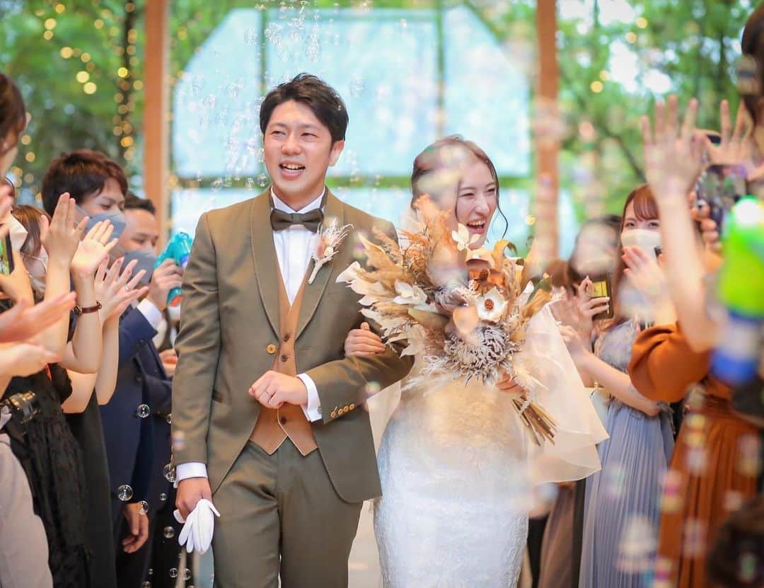 ララシャンス迎賓館　大分さんのインスタグラム写真 - (ララシャンス迎賓館　大分Instagram)「・  @lalachance_oita  バブルシャワーでお二人を祝福🫧✨  バージンロードを歩く 新郎新婦様の目に映るのは お二人の大好きな そしてたいせつなゲスト様方の笑顔です☺️✨  祝福の言葉とキラキラ輝くシャボン玉に包まれる とっても幸せな瞬間が お二人の記憶、そしてゲスト様の幸せな記憶として刻み込まれます🌿  -----------------------------------------  【✨ブライダルフェア開催中✨】  気になる方はプロフィールTOPのリンクから公式HPでご予約お願いいたします😊✨  #lalachance #ララ嫁 #ララ嫁さんと繋がりたい  #大分結婚式 #ララシャンス迎賓館 #ウェディングドレス　 #タキシード #ウェディングフォト #披露宴 #チャペル #バブルシャワー #フラワーシャワー」11月5日 20時35分 - lalachance_oita