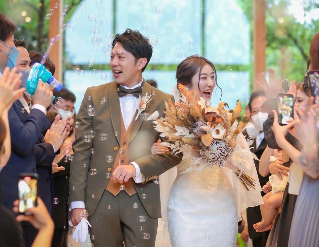ララシャンス迎賓館　大分さんのインスタグラム写真 - (ララシャンス迎賓館　大分Instagram)「・  @lalachance_oita  バブルシャワーでお二人を祝福🫧✨  バージンロードを歩く 新郎新婦様の目に映るのは お二人の大好きな そしてたいせつなゲスト様方の笑顔です☺️✨  祝福の言葉とキラキラ輝くシャボン玉に包まれる とっても幸せな瞬間が お二人の記憶、そしてゲスト様の幸せな記憶として刻み込まれます🌿  -----------------------------------------  【✨ブライダルフェア開催中✨】  気になる方はプロフィールTOPのリンクから公式HPでご予約お願いいたします😊✨  #lalachance #ララ嫁 #ララ嫁さんと繋がりたい  #大分結婚式 #ララシャンス迎賓館 #ウェディングドレス　 #タキシード #ウェディングフォト #披露宴 #チャペル #バブルシャワー #フラワーシャワー」11月5日 20時35分 - lalachance_oita