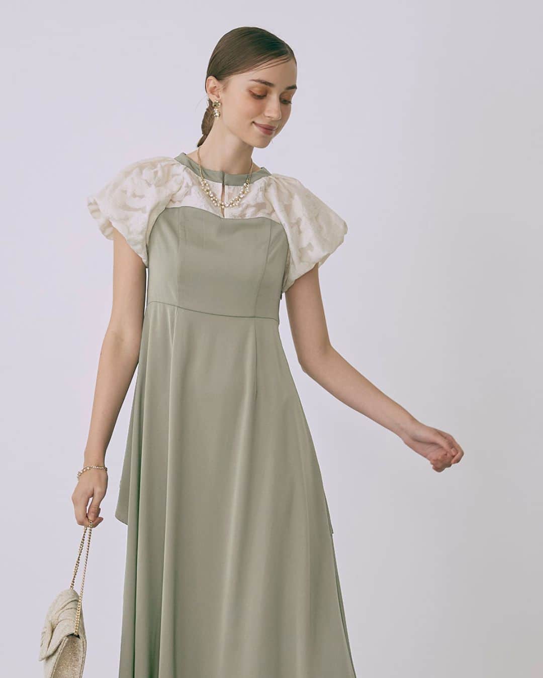 Dorry Dollさんのインスタグラム写真 - (Dorry DollInstagram)「【 82653 】  バックデザインパフスリーブドレス Back Design Puff Sleeve Dress  staffアカウントにてお問い合わせ多数✨ パフスリーブが印象的で可愛らしいお呼ばれドレス。  春にかけてお呼ばれドレスを選んでいる方は特にオススメ🤍 秋冬で着るならショール合わせがいいと思います♪  肩周りがすっぽりと隠れるふんわり袖に どこかレトロな雰囲気にも見える バックデザインはリボンでレースアップを施し 女性らしさを演出したドレスデザインとなっています💎  お呼ばれドレスを選ぶならDorryDollで決まり！ みなさんの着用の感想。 タグ付けお待ちしております♪  . ・ ・  #結婚式コーデ #結婚式ドレス #結婚式参列 #お呼ばれドレス #お呼ばれワンピ #フォーマルドレス #お食事会 #デートコーデ #ディナーコーデ #オケージョン #パーティードレス #ホカンス #新作ドレス #チラ見せ #dorrydoll #ドリードール」11月5日 20時46分 - dorry_doll_official