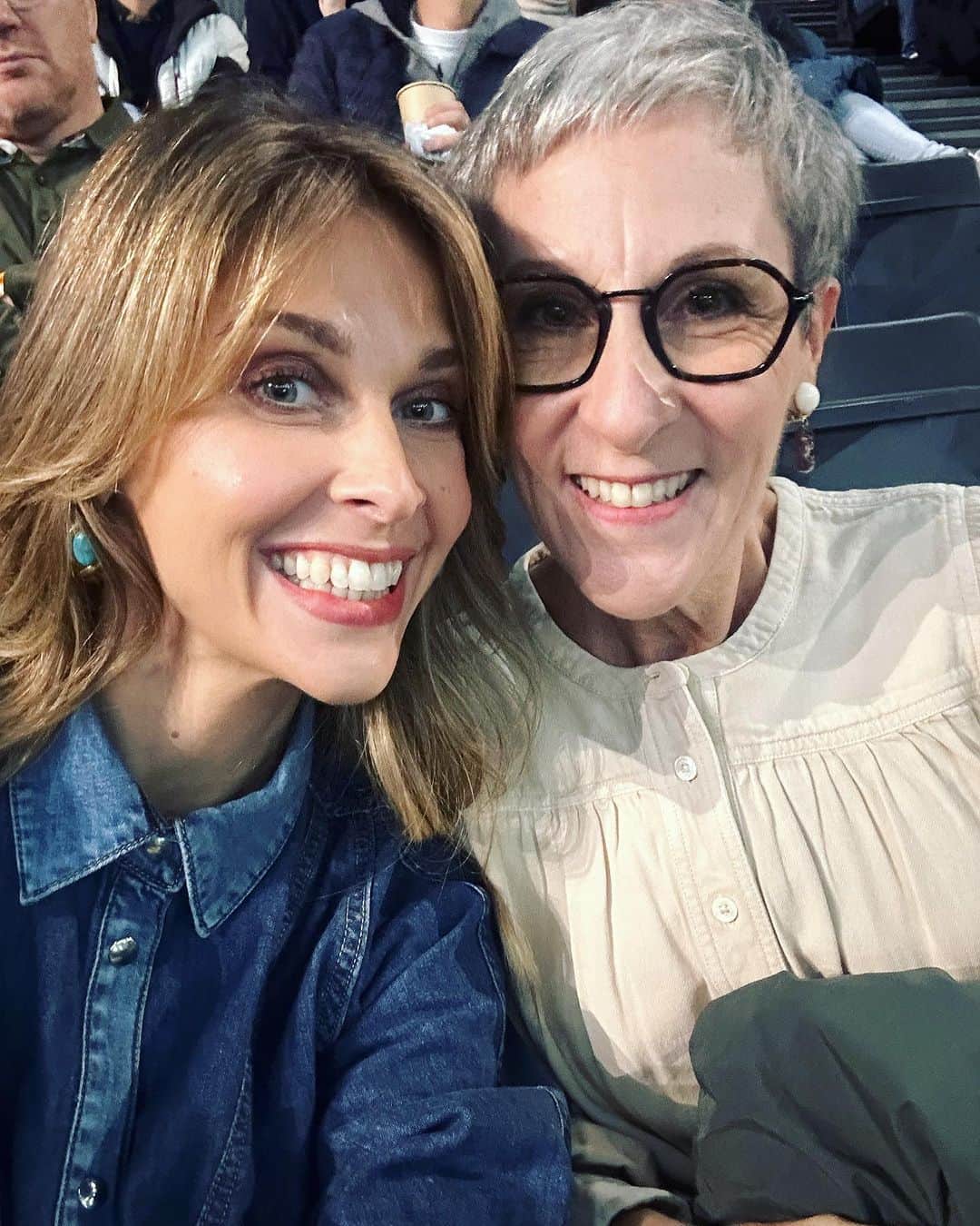 オフェーリ・ムニエのインスタグラム：「#sisterstime 🤍🎾🩵 #tennislovers #rolexparismasters #demifinale   #spotted by @matthieumirville merci pour ce moment ☺️☺️」