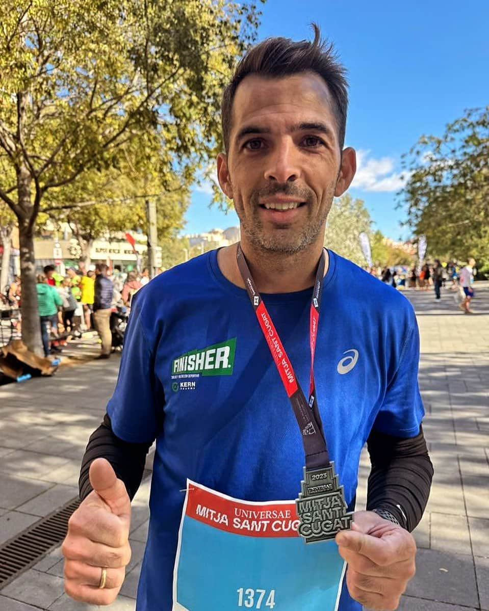 ビクトル・サンチェス・マタのインスタグラム：「Disfrutando de la @mitjasantcugat  1:21:53 mucho mejor de lo esperado ya que el objetivo de hoy, era pasar un buen rato! Enhorabuena @josepdiazrcde por la victoria y a @fusta por ayudarme a entrenar un poco el otro día! Suerte a los dos en @maratonvalencia 💪🏼 @finisher_es @asicsrunning @runners_espanyol」