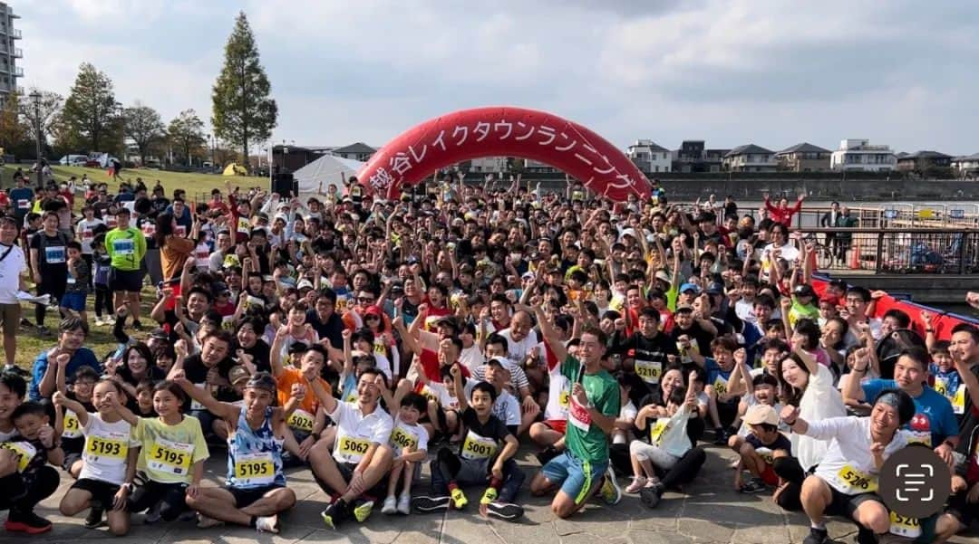 宇野けんたろうのインスタグラム：「埼玉県  「越谷レイクタウンランニング」大会  MCとゲストランナーとして  ワイワイやって  10kmをアップ全く無しで  34分後半で走ってきました。  朝５時から  Run10km+100m×3本やって  一日の走行距離は落とさないように。  久しぶりのマラソン大会MCは  楽しかったし  もうむちゃくちゃにやりました。  それでいいんです。  ランナーのみんな  ありがとう～！！！  #越谷レイクタウン #越谷レイクタウンランニング #壽屋 #コトブキヤ #イトイエックス #Buff #マラソン #ランニング」