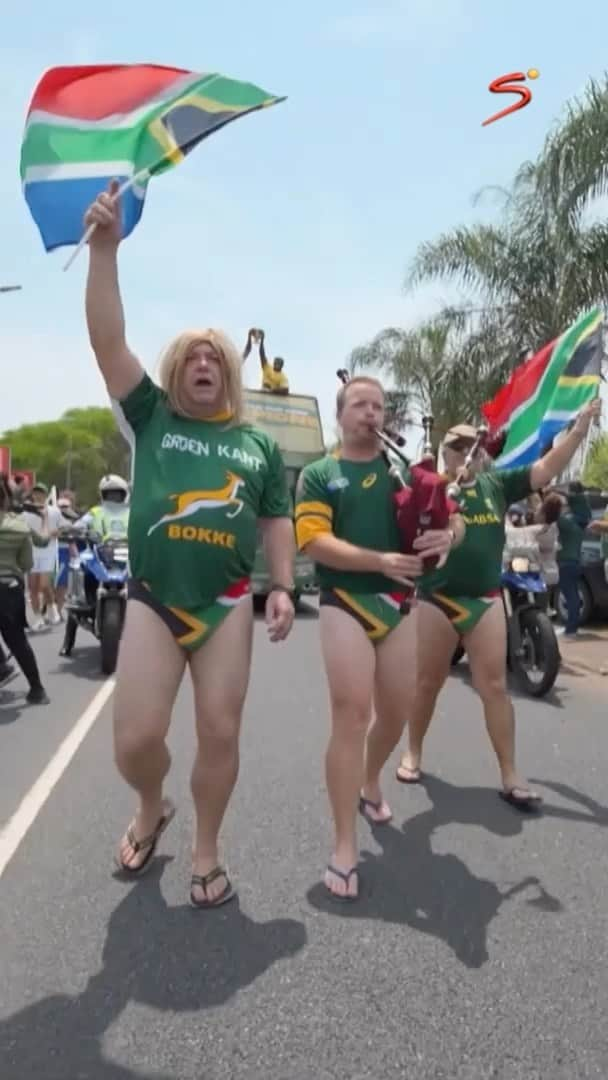 ラグビー南アフリカ代表のインスタグラム：「This is how Durban celebrated on the @bokrugby trophy parade 🇿🇦🥳」