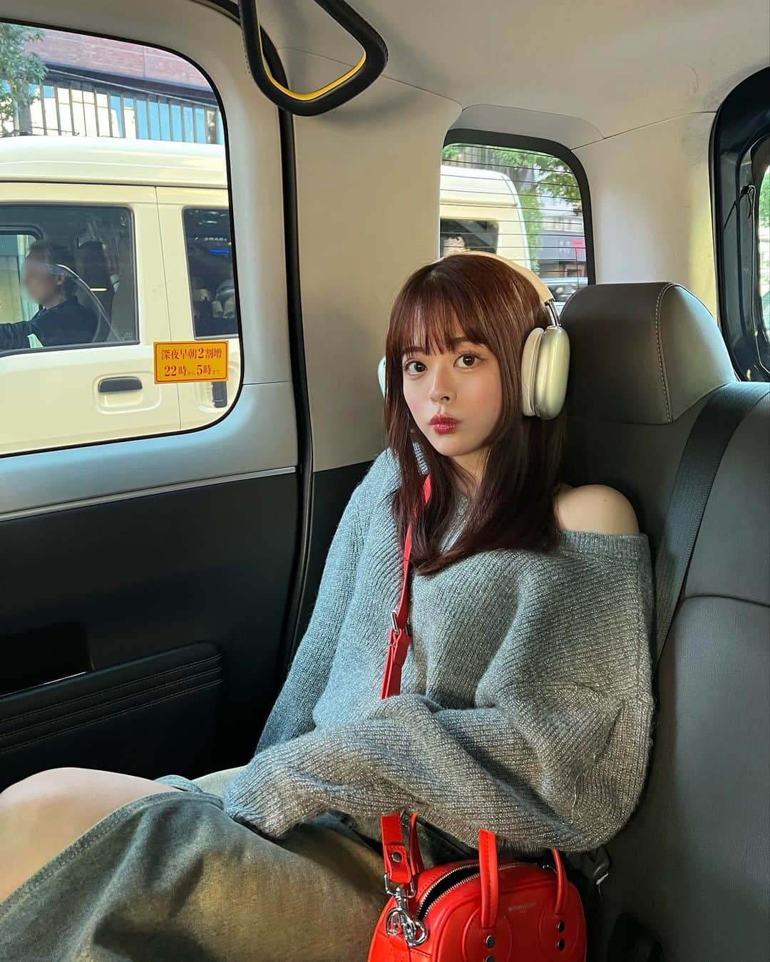 牛江桃子（ももち）のインスタグラム：「⁡ ⁡ やっとニット1枚で着れる気温になってキタ⛸️☃️ ⁡ Lil Ambition のきらきらラメニット､最近はワンショルでチラッと肩見せして着るのがお気に入り♡ たっぽりなお袖もかわいい〜〜😽🍮 ⁡ PS. 今日、冬の毎日メイク撮ったんだけど、最高に可愛いメイクに仕上がりすぎたのでみんなにひっそり報告､､💘今月末にUPするよお楽しみに､､本当に可愛くて可愛くてヤバい､､💘🍓 ⁡」