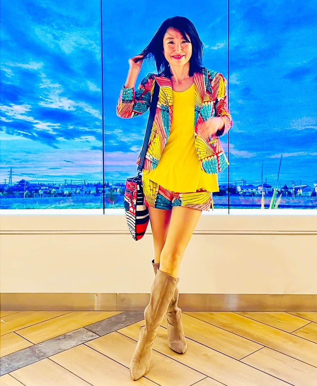 杉山明子のインスタグラム：「ブーツの季節だね！！✨✨✨  といっても… 11月とは思えない暑さ！！🏝️  これなら、海入れるかも！？笑  　 サンバの師匠のおさがりの ハデハデコーデ！🌈  ベージュのロングブーツ 履いちゃえばなじむでしょっ  去年ゲットした @esperanza_official  12時間ブーツ めちゃくちゃ履きやすい！  今年は、どんなブーツ買おうかなぁ  ブーツだって美脚に魅せるよ👠  ポインテッド、ピンヒール 綺麗めが好き💕 　  ✨ワンストーリーアワードジャパン2023✨  11/28（火） ホテルオークラ東京ベイにて  いよいよ、セントラル大会です！  私、杉山明子は 50代部門の一部にてランウェイします✨  「一人一人が紡いでく人生を讃える祭典✨」  コンセプトが素晴らしいんです！！ 　 この日、私の全てを表現します🩷  　 ※観覧ご希望の方は、DMください。 詳細をお伝えいたします！  　 #オーラ美人　#ワンストーリーアワード　#ワンストーリーアワードセントラル　#ワンストーリーアワードセントラルファイナリスト  #美脚　#美脚コーデ　#オシャレ  #オシャレ好き  #ファッション　#ブーツ　#ブーツコーデ　#12時間ブーツ  #美脚ポージング　#ポージング　#ウォーキング　#美脚女子」