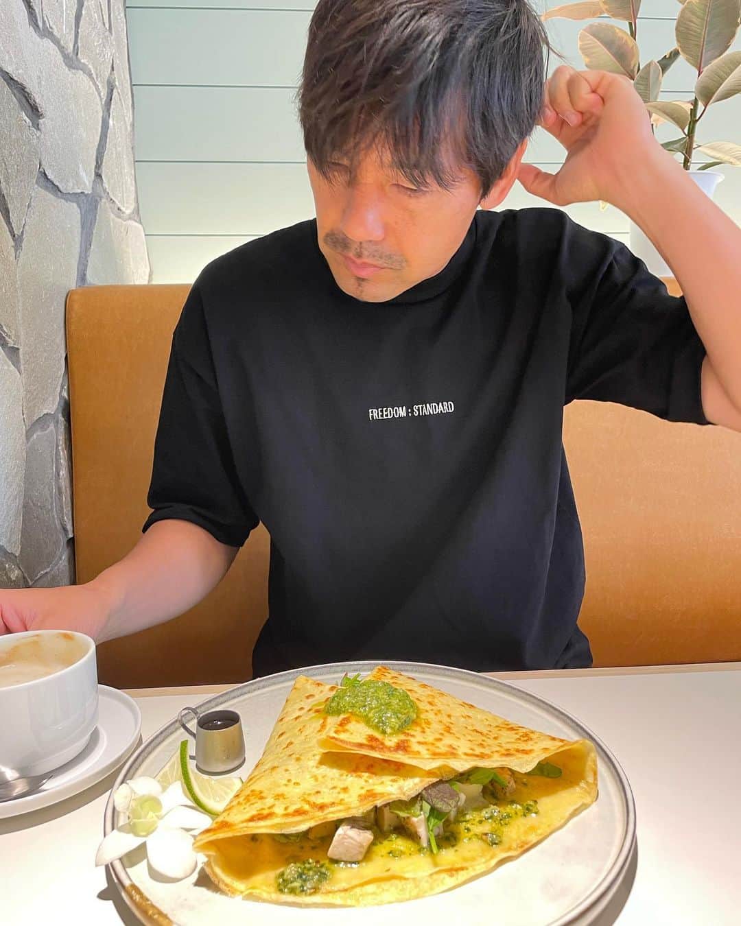 松井大輔さんのインスタグラム写真 - (松井大輔Instagram)「はい。頂きまーす  #cafe #クレープ #ソイラテ #time #bonappétit」11月5日 20時53分 - matsuidaisuke_official