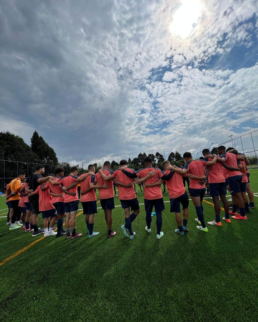 那須大亮のインスタグラム：「U-20スカブラジル🇧🇷  プロ選手達と共に勝利のために日々戦います⚽️ トレーニング前の神聖な時間 仲間、家族、結束を強く感じられる瞬間  Vamos⚽️  #fcskabrasil  #família  #Desafio Brasil」