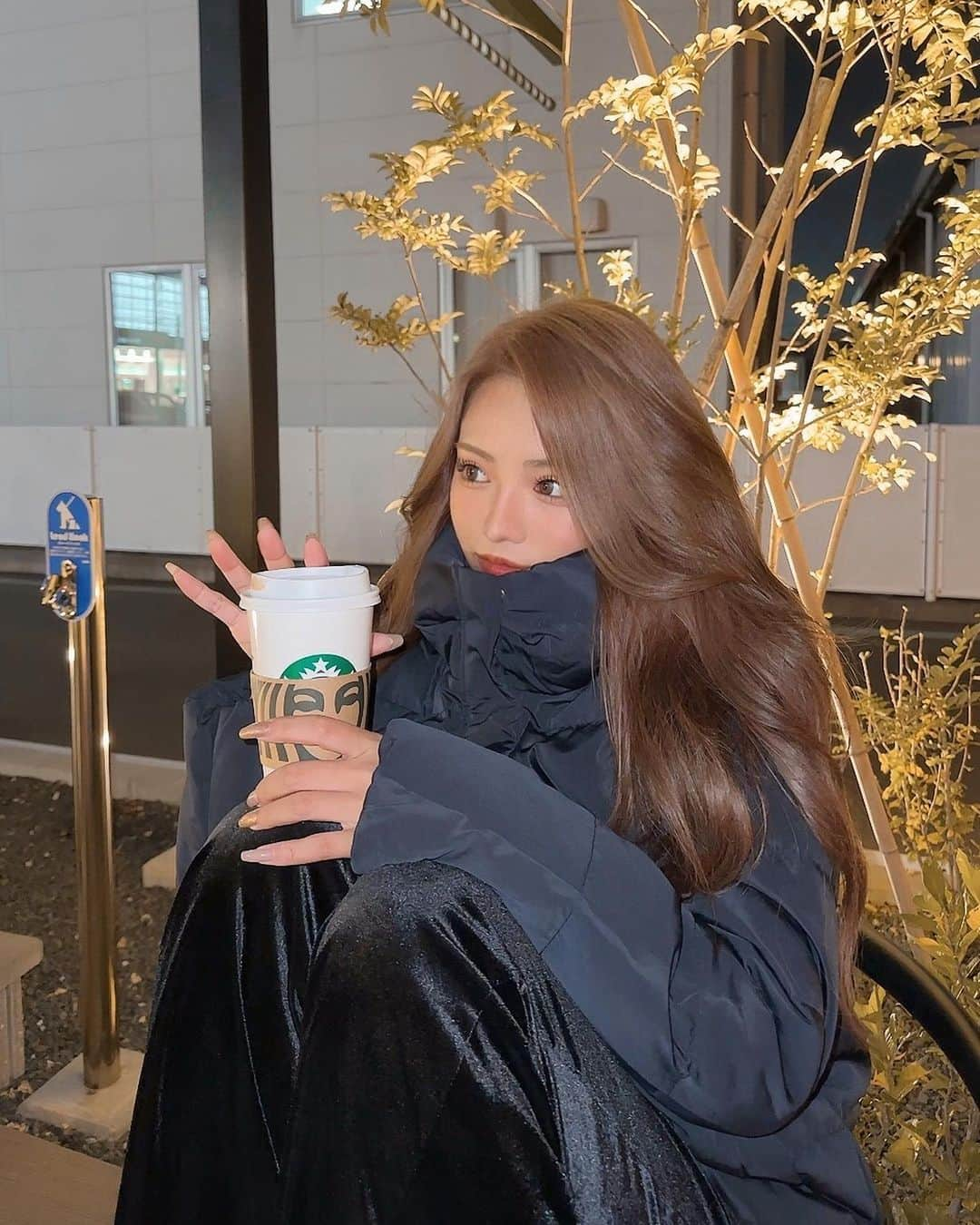 Ryonaのインスタグラム：「. . 外でホットを飲むのが丁度いい☕️  down jacket ▶︎ @yevs_supply  品番YH3AP003  #makeup #shein  #starbucks #yevs」