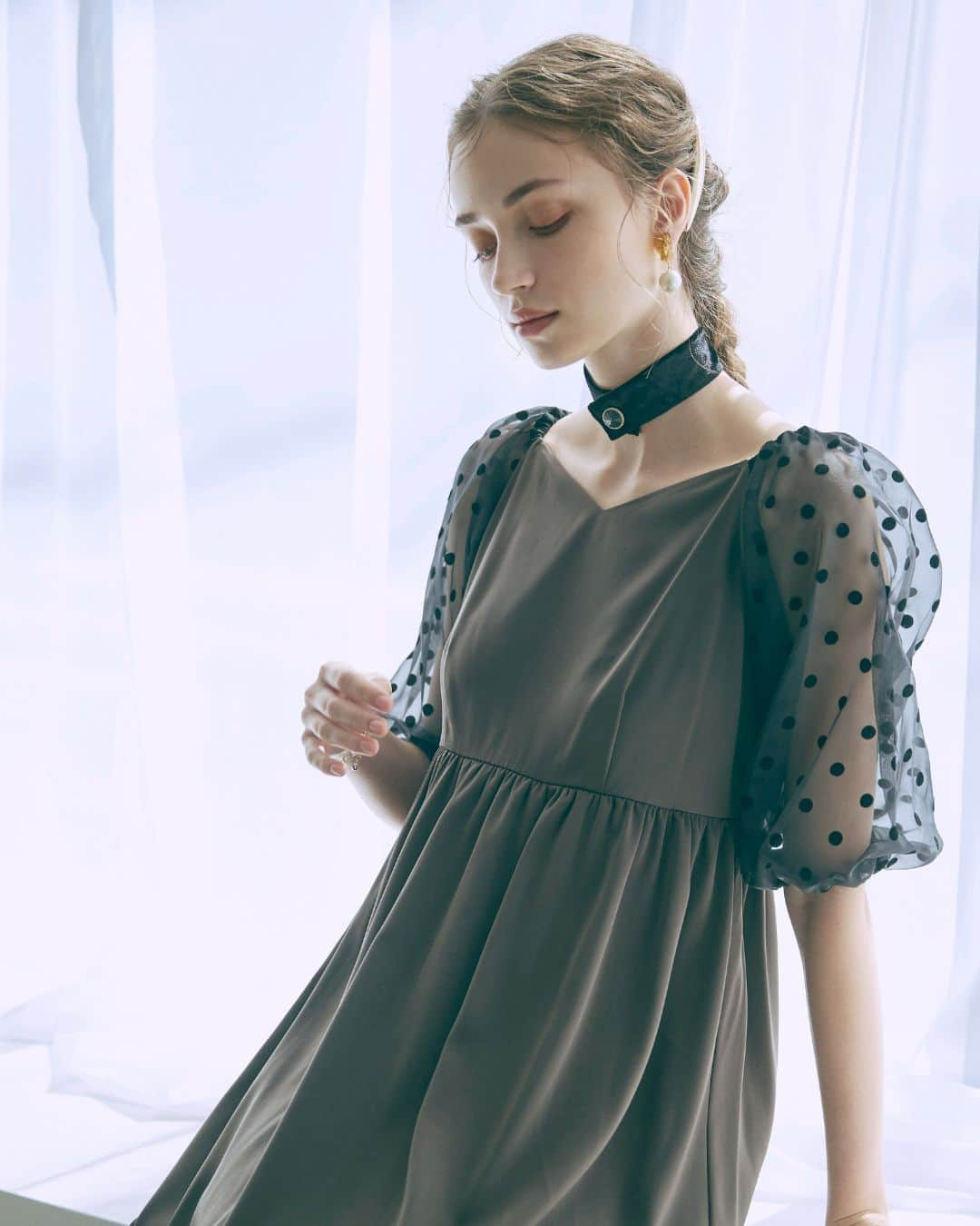 Dorry Dollさんのインスタグラム写真 - (Dorry DollInstagram)「【 82685 】  チョーカーセットドレス Choker Set Dresses  DorryDollの商品には珍しいチョーカー付きドレス🌹  女子の好きなドットデザインがpoint。 デコルテ部分はVネックデザインで程よく 肌見せしてスッキリとしたデザインに🌿  ハイウエストでたっぷりとギャザーを組むことで 体系をカバーしつつ落ち感のある女性らしいシルエットに🤍  ラグジュアリーな大人なカラー展開になっているので クリスマスディナーやデートなど特別な日の着用にもオススメです✨  お呼ばれドレスを選ぶならDorryDollで決まり！ みなさんの着用の感想。 タグ付けお待ちしております♪  . ・ ・  #結婚式コーデ #結婚式ドレス #結婚式参列 #お呼ばれドレス #お呼ばれワンピ #フォーマルドレス #お食事会 #デートコーデ #ディナーコーデ #オケージョン #パーティードレス #ホカンス #新作ドレス #チラ見せ #dorrydoll #ドリードール」11月5日 20時47分 - dorry_doll_official