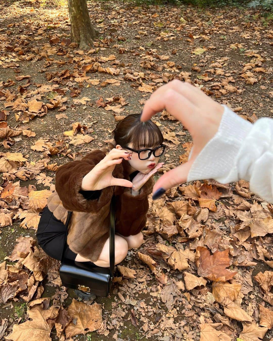 びすこさんのインスタグラム写真 - (びすこInstagram)「枯葉と同化系ヒグマコーデ🐻‍🍂  枯葉達に溶け込んできました ヒグマジャケットと呼んでいるこのアウター可愛すぎるのネ  all @visco.jp の新作で、8日販売です〜お楽しみにっ💌」11月5日 20時47分 - na56482n