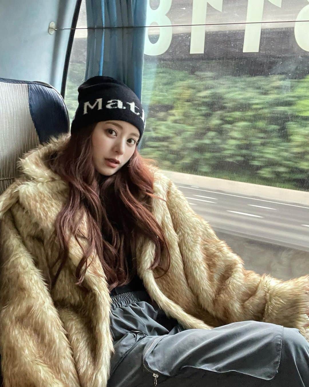 のインスタグラム：「day2コーデ🦊🤎 ﾁﾗｯと載せたら質問沢山もらってたﾌｧｰｺｰﾄ💌" @aclent_official だよ🤎 もふもふで前あけてもしめても可愛いの🫣🤎 九份向かうバスの中で撮ってもらったよ〜🚌💨」