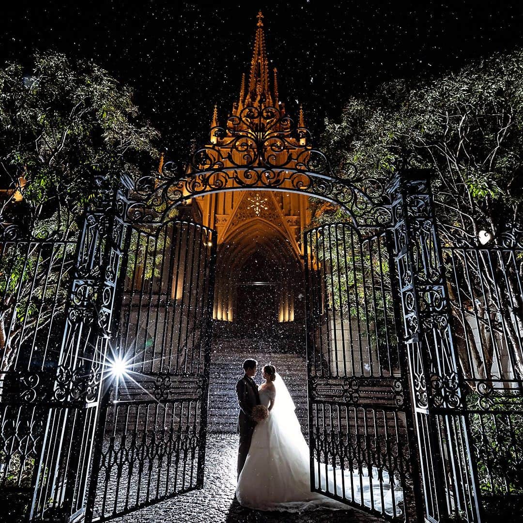 ベストブライダル公式のインスタグラム：「~ 他の投稿はこちらから @bestbridal.jp Romantic Prephoto~  ハロウィンも終わりいよいよ クリスマスも近づいてきましたね  冬の季節は空気が澄んでいるので 夜の前撮りもとびきり美しく撮影できます  bb花嫁さまにも大人気の 青山セントグレース大聖堂と ストリングスホテル名古屋の ロマンティックなウエディングフォトをお届け  非日常的な空間で思い出に残る一枚を 是非残してくださいね📷  ﹋﹋﹋﹋﹋﹋﹋﹋﹋﹋﹋﹋﹋﹋﹋﹋﹋﹋﹋﹋﹋﹋  \ウェディングフォト募集中/ @bestbridal.jp をフォローして、 お写真の投稿をお待ちしております  当アカウントでリグラムOKなベストブライダルの卒花嫁orプレ花嫁の皆様は、#ベストブライダル花嫁 もしくは #BB花嫁 のハッシュタグをつけて投稿をお願いします🌿  ※BB花嫁に投稿があったお写真をリグラムする際は、 個別にご連絡は行っておりません。予めご了承ください  \ブライダルフェアの予約について💐/  アカウントプロフィールのURL先、 各会場のHPもしくはDMよりご予約を承っております。 どんな式場が自分に合うかわからない、結婚式をするか迷っている...など些細なご質問でもお気軽にDMにてご相談ください✴︎」