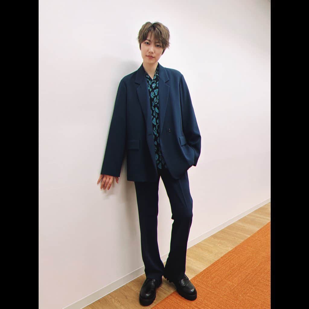 七海ひろきさんのインスタグラム写真 - (七海ひろきInstagram)「⭐︎ 映画「北極百貨店のコンシェルジュさん」舞台挨拶に登壇させて頂きました！！ 川井田さん、大塚さん、花乃ちゃんとのお話しは、会場の雰囲気があたたかく、とても楽しい時間でした。 . 試写会の時もそうだったけど、この作品の時は、クジャクを意識した洋服^_^美味しいVIAドリンクも飲んだよー。 ありがとうございました！！ . #北極百貨店のコンシェルジュさん  #新宿バルト9  @syohei551」11月5日 20時49分 - hirokinanami773