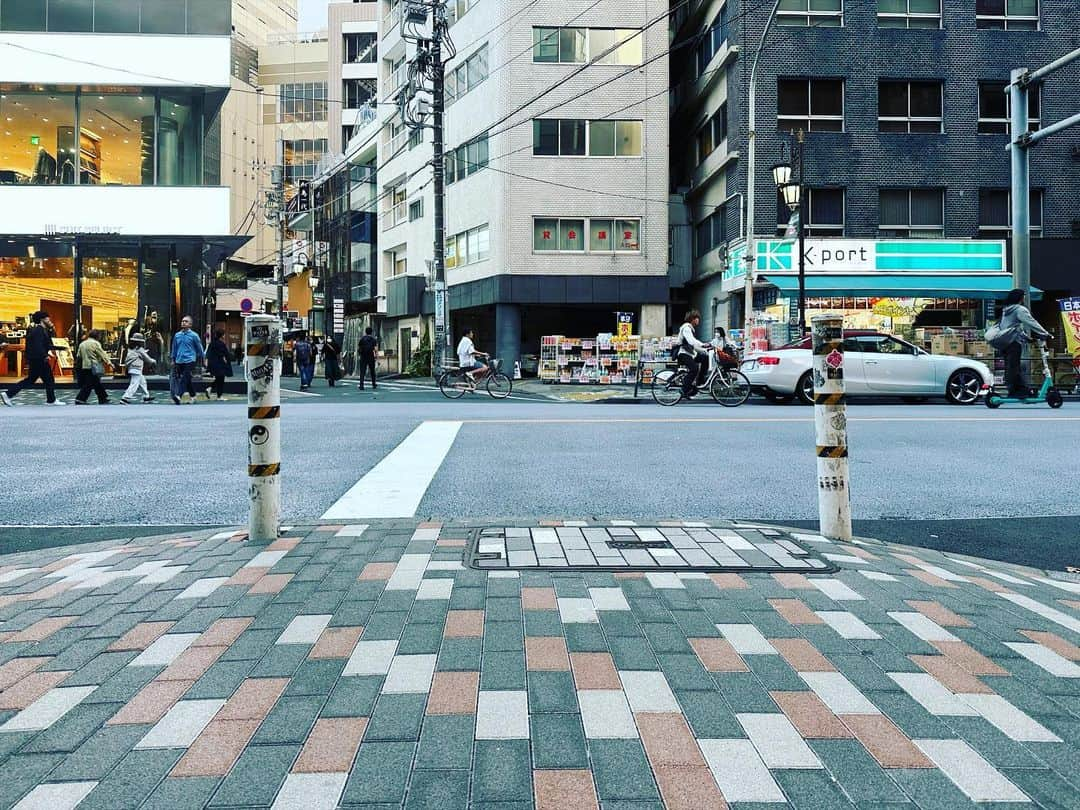 藤田貴大さんのインスタグラム写真 - (藤田貴大Instagram)「. . 町をゆっくり歩いて、低い位置で腰をかけられるところを探して、見つかるとそこに座りこんだ。酔っていたのもあって、ただ眠かった。こだわっていたことをキャンセルすることにより生まれる余白にて、あたらしい＂なにか＂がまた充満していくのを味わいながら、腹八分目とはほんとそうだな、と同時に。 . . . .」11月5日 20時49分 - fujita_takahiro