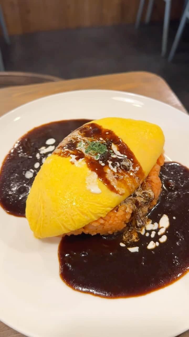 唯一無二の絶品グルメのインスタグラム：「【食堂デイズ】 @京都：河原町駅から徒歩3分  ぷるぷる揺れる芸術的オムライスを食べられるお店。  飲めそうなくらい柔らかいオムレツの中にチーズを潜ませていて、切れ目を入れると卵の海が広がります！  ケチャップライスと特製ソースの相性も絶妙で、一瞬で完食してしまう美味しさです！  クラシックオムライスは1560円 真っ白なホワイトオムライスも名物です！  ⏰11:30〜14:30,18:00〜21:30 🏪水曜＆木曜休み 📍京都府京都市下京区河原町通四条下ル2丁目稲荷町330-3 しきさい河原町ビル 2F   #京都グルメ #京都ランチ  #河原町グルメ #河原町ランチ #河原町カフェ」