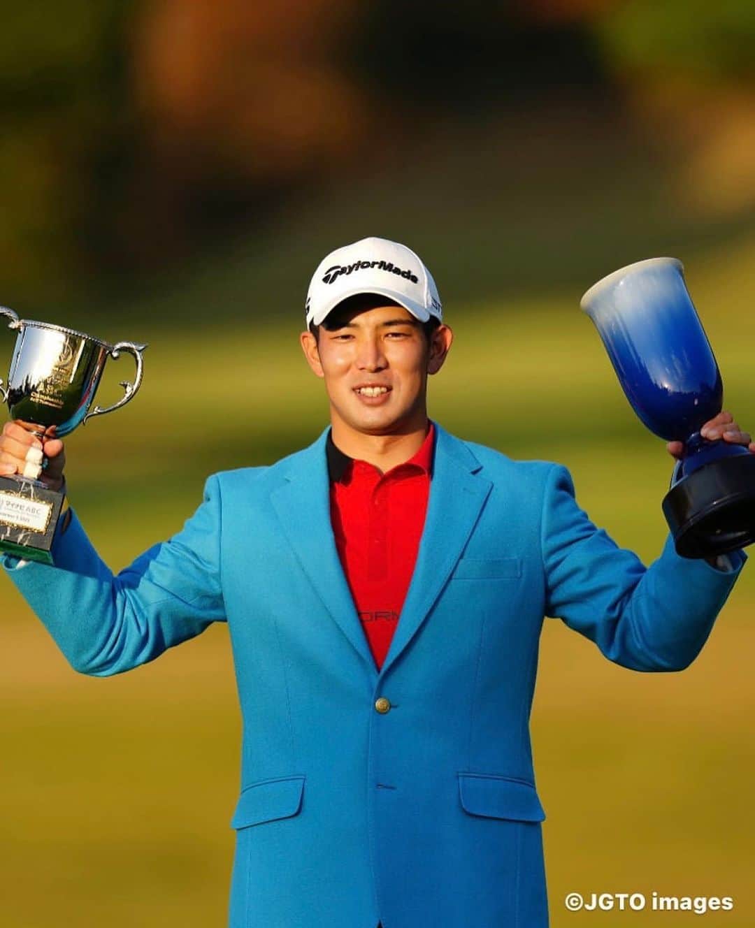 中島啓太のインスタグラム：「マイナビABCチャンピオンシップ2023⛳️  今シーズン３勝目を挙げることができました‼️🏆 皆様の暖かい応援が優勝に導いてくれました🙌🙇🏼‍♂️  残りの試合も自分らしく、優勝目指して頑張ります💪  急遽キャディーをしてくれたユウキ😊 支えてくれてありがとう😆  JUST KEEP GOING 💪  #justkeepgoing」