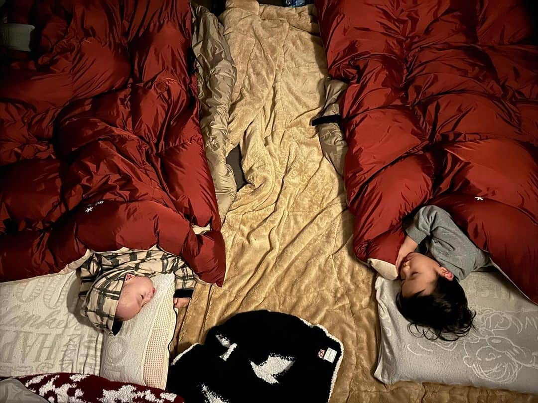 高橋ユウさんのインスタグラム写真 - (高橋ユウInstagram)「Sweet dreams in the camping tent❤️🏕️  #キャンプ #camping #familycamping  #家族キャンプ #3歳差」11月5日 20時53分 - takahashiyu.official