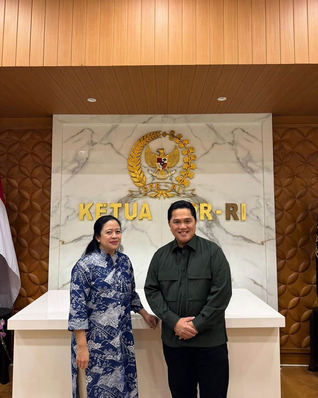 エリック・トヒルのインスタグラム：「Hari ini saya mengantarkan langsung undangan opening ceremony FIFA U-17 World Cup di Surabaya kepada Ketua DPR RI, Mbak @puanmaharaniri.  Selain memastikan acara pembukaan berjalan lancar dan sukses, saya juga akan terus mendorong kerja sama PSSI dan DPR dalam percepatan transformasi sepak bola Indonesia 🇮🇩」