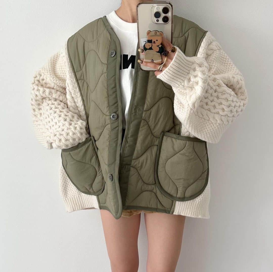selectshop amieのインスタグラム：「knit切り替えキルティングJK khaki/blalk ¥12800-  サイズ(平置き測定,多少のズレあり)  着丈　約65㎝ 身幅　約65㎝  model身長 // 150cm  素材//アクリル53％　ポリエステル28％　ナイロン19％  ---✂︎-----✂︎-----✂︎--- 低身長向けのお洋服 販売しております❤︎ @amie__1201  ぜひフォローお願いします☺︎ ---✂︎-----✂︎-----✂︎---  #低身長コーデ #低身長 #低身長ファッション #低身長女子 #低身長ママ  #プチプラコーデ #150cmコーデ #30代コーデ #おちびコーデ #148cmコーデ #149cmコーデ  #春コーデ #春服 #小柄コーデ #小柄女子 #小柄ファッション #小柄ママ #大人女子コーデ #低身長大人女子 #アラフォーママ #アラフォーコーデ」