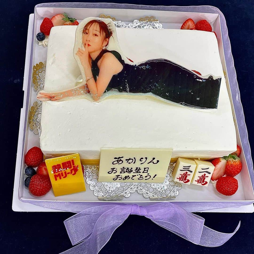 須田亜香里のインスタグラム：「レギュラー番組でたくさんお祝いしていただきました🎂 アイドルを卒業してもこれまでと変わらず、皆様に愛していただけたから、ブレずに走り続けられました。 成長を恩返しとできるよう、努力して参ります！ ありがとうございました❤️ これからもよろしくお願い致します☺️ #熱闘mリーグ  #東海テレビスイッチ #ドデスカ #愛知あたりまえ #アストレ  #須田亜香里の部屋」