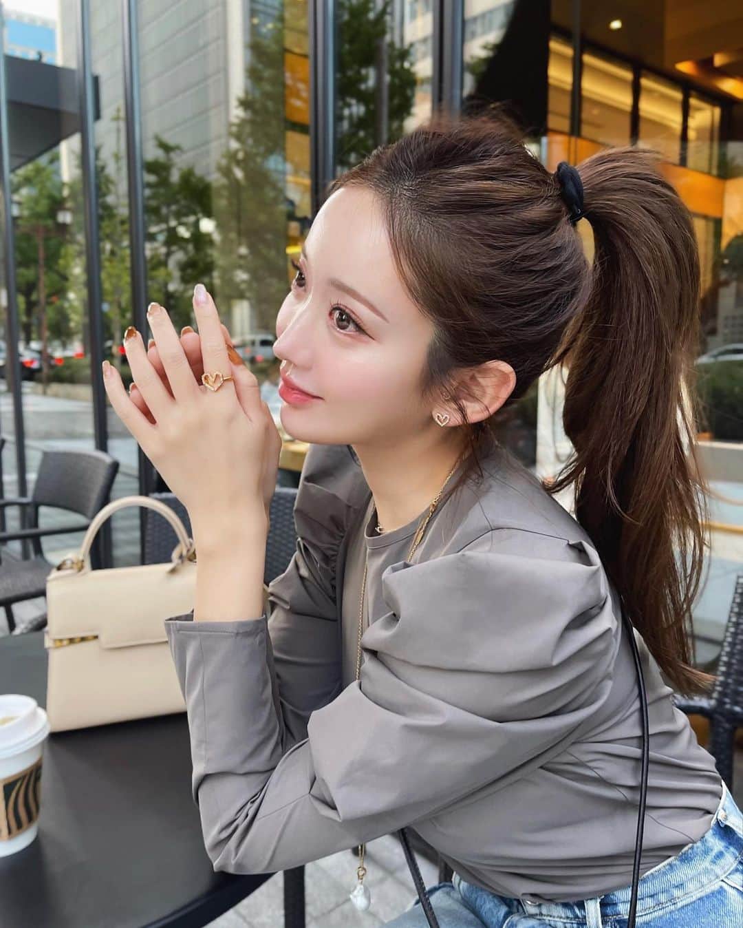のインスタグラム：「💎💍♡ つけるとこんな感じ. 最後の最後に1mmだけ小さく修正したピアス。さりげなさがより可愛くなった🩵 少しカクッとしたハートで可愛過ぎないのもポイントです💁🏼 ⠀ @_hyeon_jp  11/9(thu)21:00- pre order start.」
