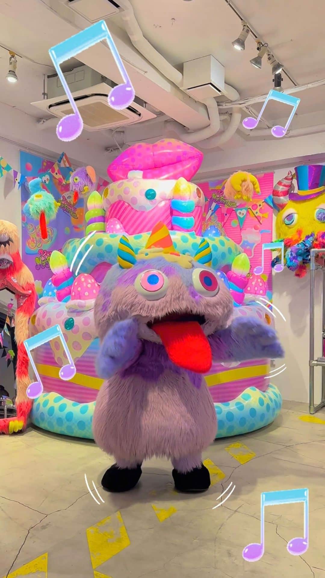 のインスタグラム：「Choppy dance😈💞💨✨  #kawaiimonstercafe#harajukucafe#harajuku#takeshitastreet#japan#tokyo#kigurumi#kawaii」