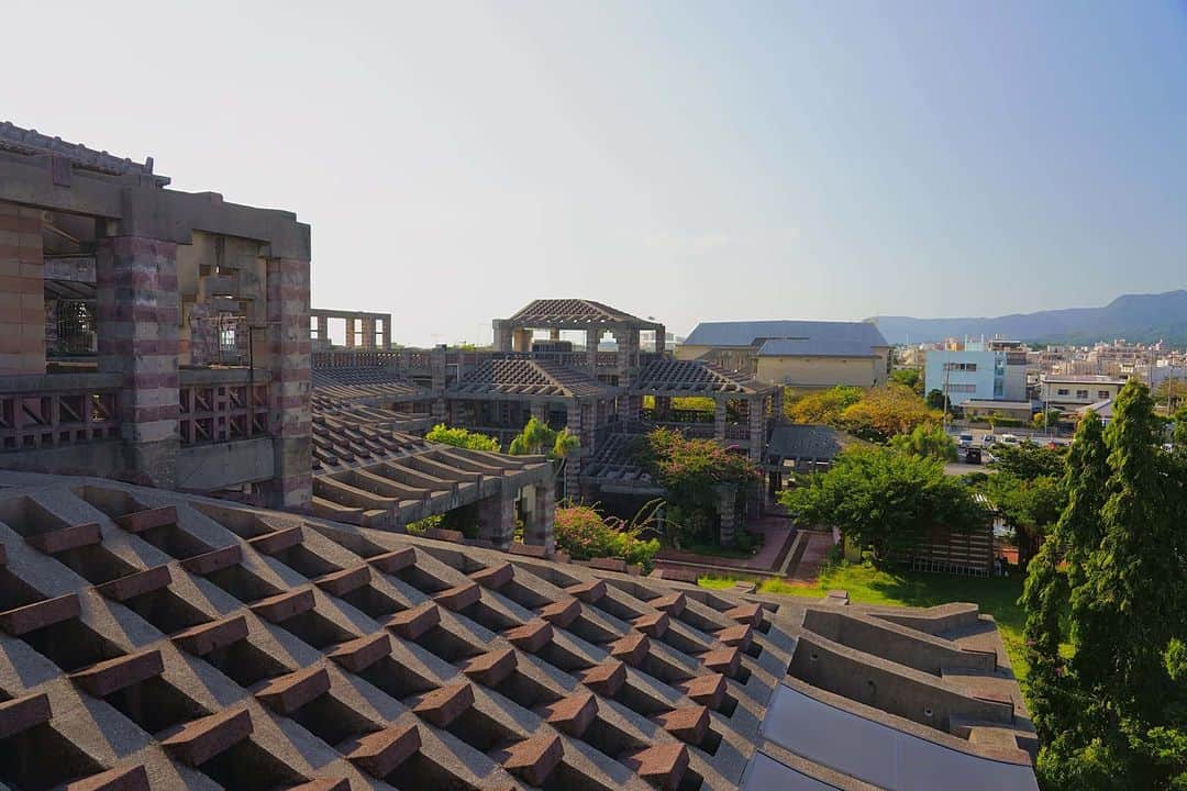 Okinawa Marriott Resort & Spa 【公式】さんのインスタグラム写真 - (Okinawa Marriott Resort & Spa 【公式】Instagram)「秋の沖縄は、名建築めぐりがおすすめ。  ゆっくりと散策するのに ベストなシーズンの今、 沖縄を代表する名建築「名護市庁舎」へ 足を運んでみてはいかがでしょう？  当ホテルの所在地である 名護の市庁舎は、 象設計集団＋アトリエ・モビルが 1981年に手がけました。  街の中心部で、 まるで堅牢な要塞のように 圧倒的な存在感を放つ庁舎には、 「花ブロック」や「アサギ」を モチーフにしたルーバーやテラスなど、 沖縄の気候や風土を意識して 設計された意匠がそこかしこに。  南国の植栽と絡み合い、 独特の自由な雰囲気を放つ庁舎は、 一度は見ておきたい名建築です。  Autumn in Okinawa: a great time visit famous buildings!  Autumn is the best season to take leisurely strolls, so why not visit Nago City Hall, one of Okinawa's most famous buildings?   Nago City Hall (about 20 minutes from our hotel) was designed in 1981 by Tokyo-based Zo Design Group. At the center of the city, this government building has an overwhelming presence like a sturdy fortress. It was designed with the climate and natural features of Okinawa in mind. Open terraces and motifs were designed with great care. The entire building is intertwined with tropical plants and has a unique atmosphere. We hope you will take advantage of seeing this beautiful space.  #名護市庁舎 #沖縄有名建築 #象設計集団　 #沖縄 #okinawa #やんばる #yanbaru  #沖縄旅行 #okinawatrip #沖縄観光 #名護  #沖縄大好き #家族旅 #女子旅  #女子旅行 #夫婦旅行 #記念日旅行  #沖縄ホテル #リゾートホテル  #オリエンタルホテル沖縄 #orientalhotelokinawa  #オリエンタルホテル #orientalhotel」11月5日 20時58分 - okinawa.oriental.hotel