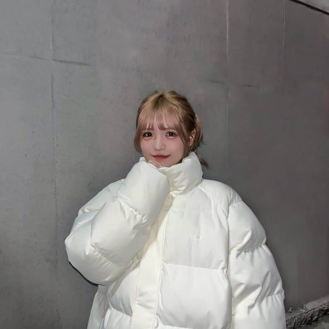 砂糖華のインスタグラム：「今年の冬は ﾍﾞｲﾏｯｸｽ になって乗り切るよ⛄️ ‪　　　　　‬ 持ってるアウターの中でこれが1番暖かい ♡ ‪　　　　　‬ zozotownで販売中だよ〰️🎀 ‪　　　　　‬ ‪　　　　　‬ #冬服コーデ #アウターコーデ #ヘアアレンジ #ダウン #ダウンジャケット」